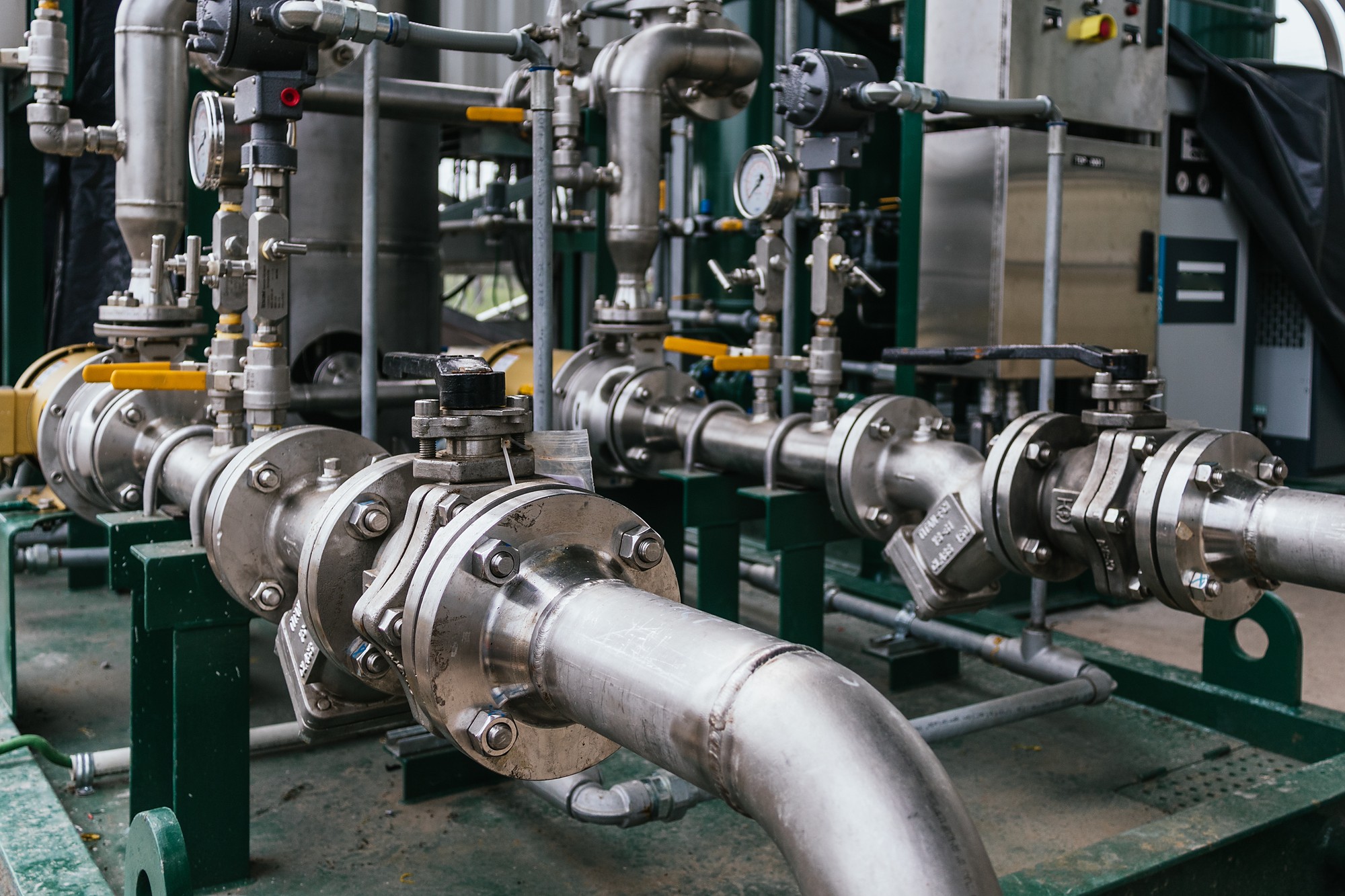 Collettori con valvole, flange e strumentazione di centrale